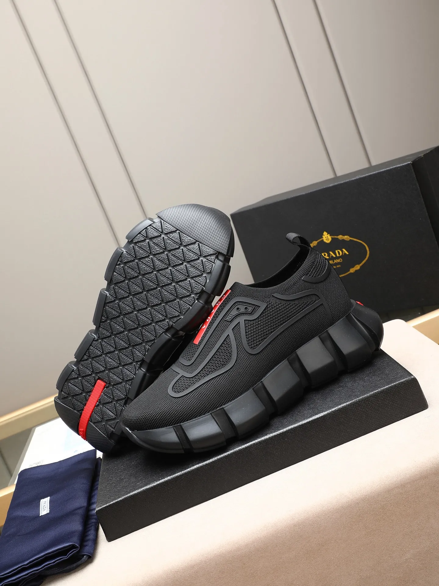 Men's shoes 💰460 PRADA/Prada men's lace-up casual sports shoes, the upper is made of high-elastic fly woven➕joined with breathable mesh. It is soft, comfortable and breathable. The tongue is decorated with the PRADA brand letter logo. The thick rubber sole echoes the red label tongue. The style is fashionable and generous. The details are carefully crafted. A casual sports shoe with a super western style and excellent breathability!  Size: 38-44 (45 46 customized)
